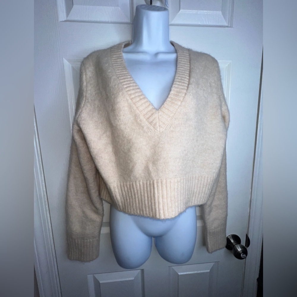 NWT Boden Women’s Medium Fluffy Mohair Wool Cropped Cream VNeck Jumper Sweater M - Picture 2 of 16